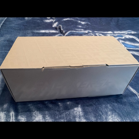 MENS size 44: Golden Goose sneakers- never worn- new in box. - Picture 7 of 8